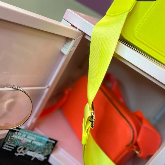 purses! - Picture 1 of 4